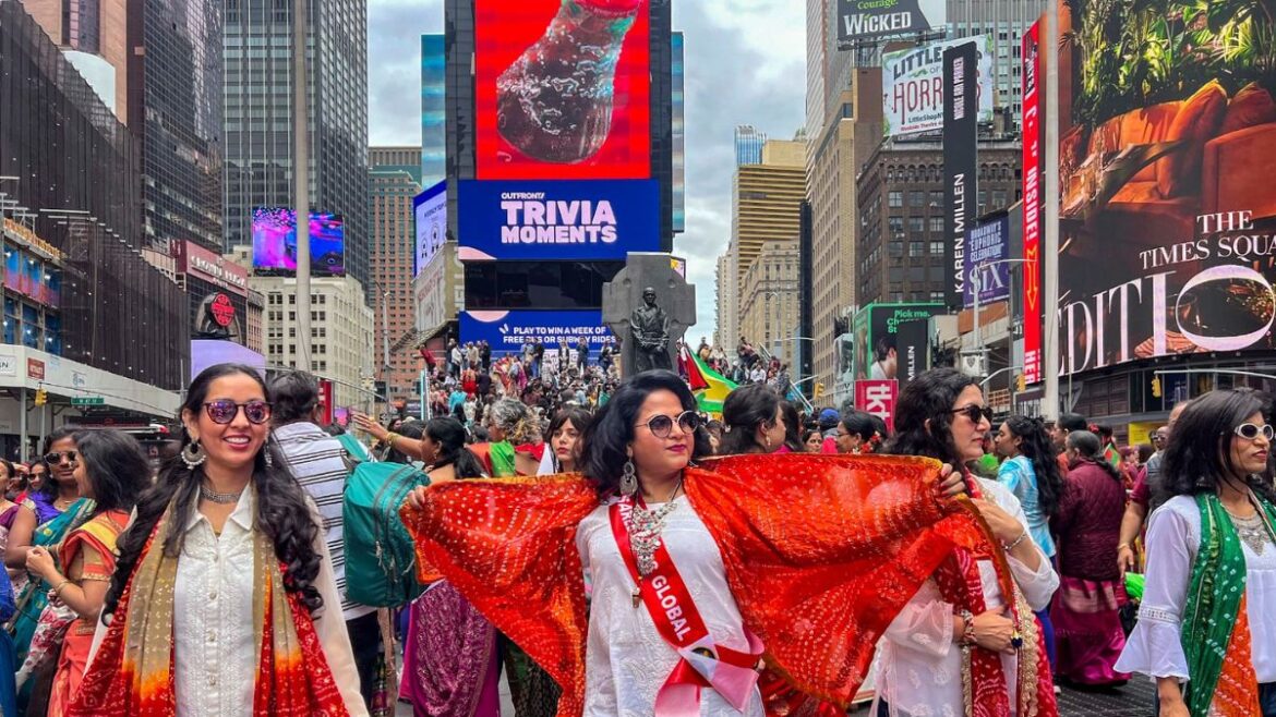 Saree Goes Global: भारत की साड़ी की मुरीद हुई दुनिया, अमेरिका के न्यूयॉर्क में दिखा फैशन का जलवा