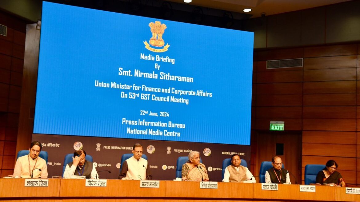 प्लेटफॉर्म टिकट सहित रेलवे की कुछ सर्विसेज पर नहीं लगेगा GST, जानें कई और अहम एलान