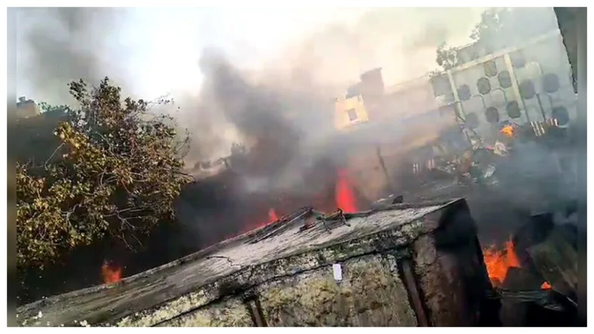 Chandni Chowk Fire: कैसे लगी दिल्ली के चांदनी चौक में इतनी भीषण आग? 50 से ज्यादा दुकानें खाक, हर साल क्यों होता है हादसा?