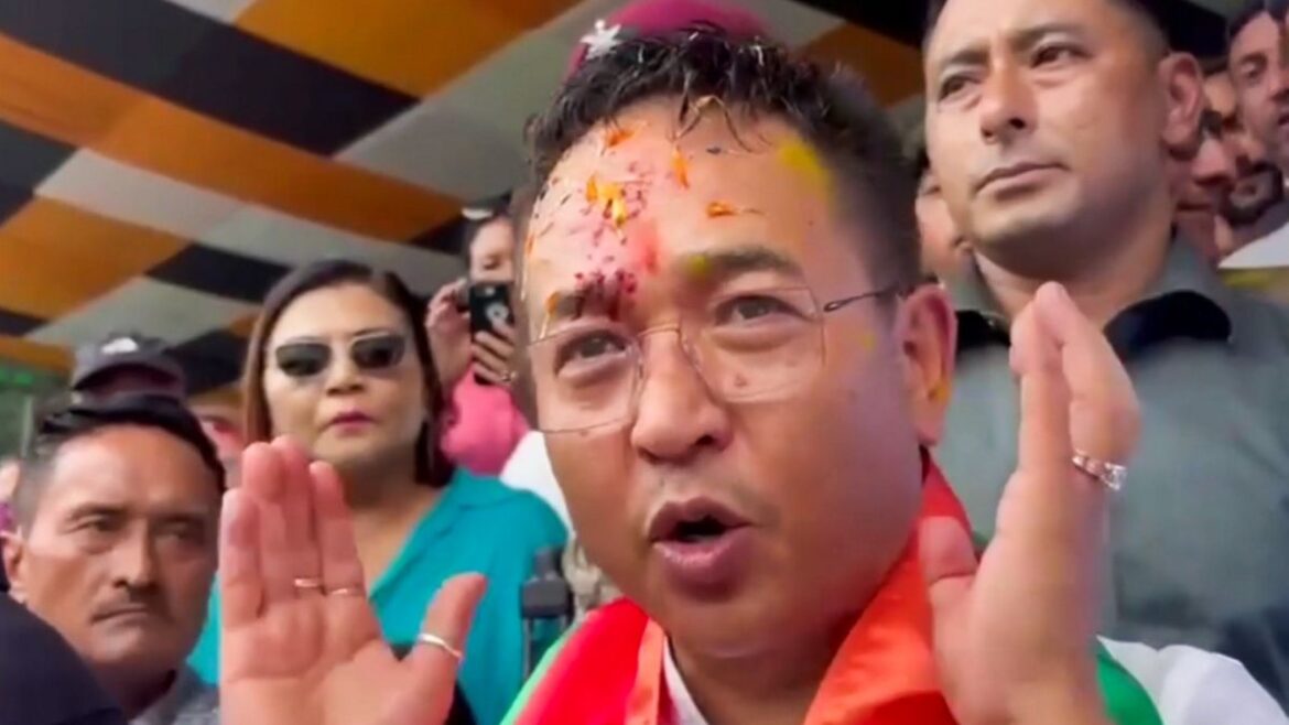 प्रेम सिंह तमांग ने पहले विद्रोह करके बनाई पार्टी, फिर 31 सीट जीतकर रचा इतिहास; ऐसा रहा है उनका राजनीतिक सफर