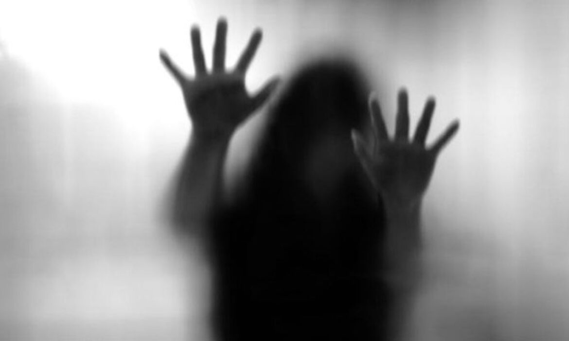 Ghaziabad News: As soon as there was power failure, one of the criminals entered the house and did something wrong with the girl