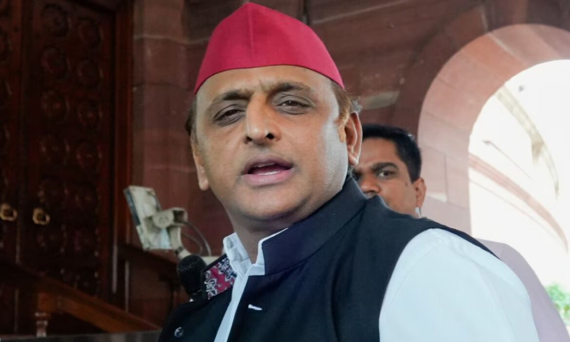 देर रात तक शिक्षा निदेशालय के बाहर डटे रहे 69 हजार शिक्षक भर्ती के अभ्यर्थी