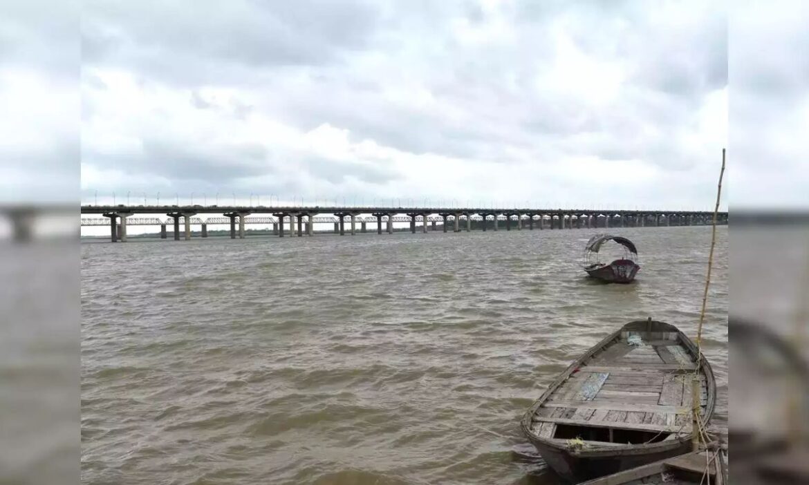 प्रयागराज में गंगा-यमुना नदी उफान पर, जिला प्रशासन ने अलर्ट किया जारी