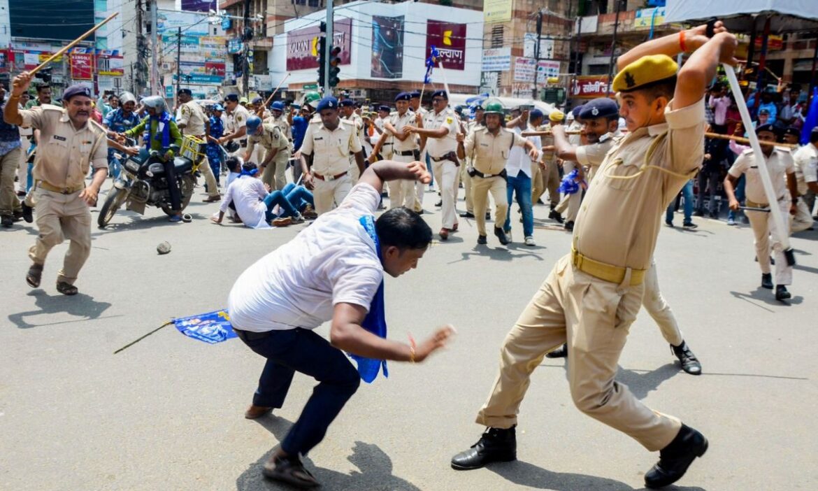 भारत बंद के दौरान पटना में प्रदर्शनकारियों पर पुलिस ने किया लाठीचार्ज, दौड़ा-दौड़ाकर पीटा