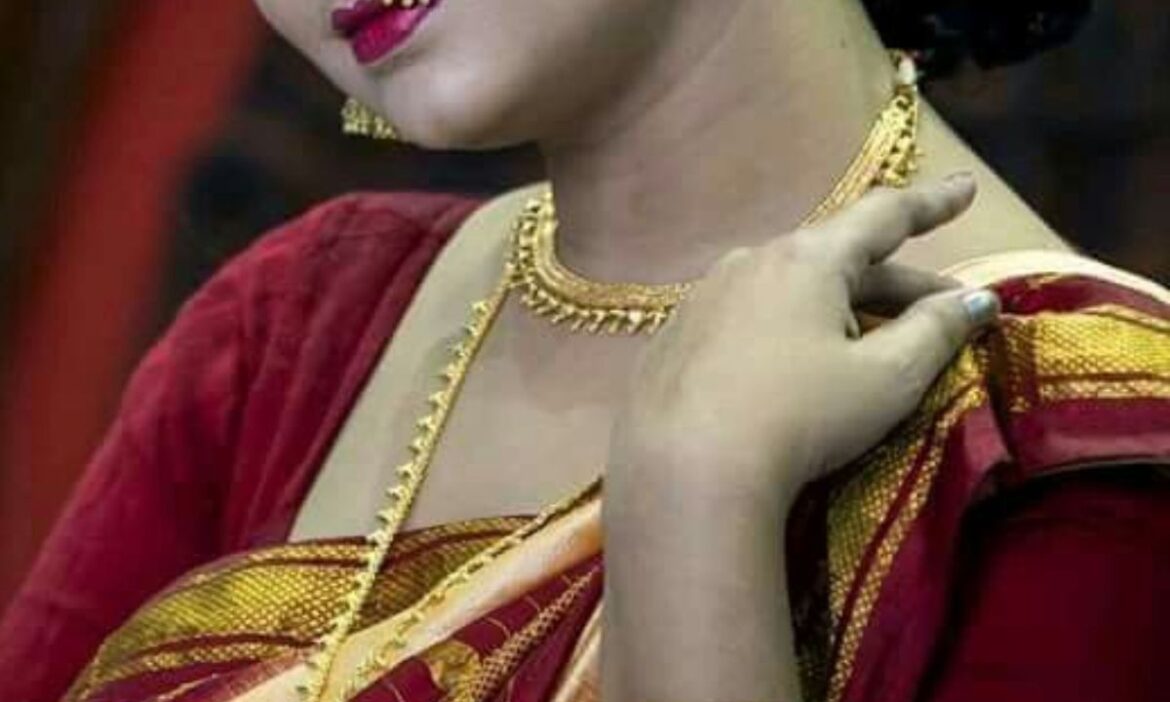 Wife turns out to be alive after a year of burial, husband is shocked; Who were those three in front of the police?