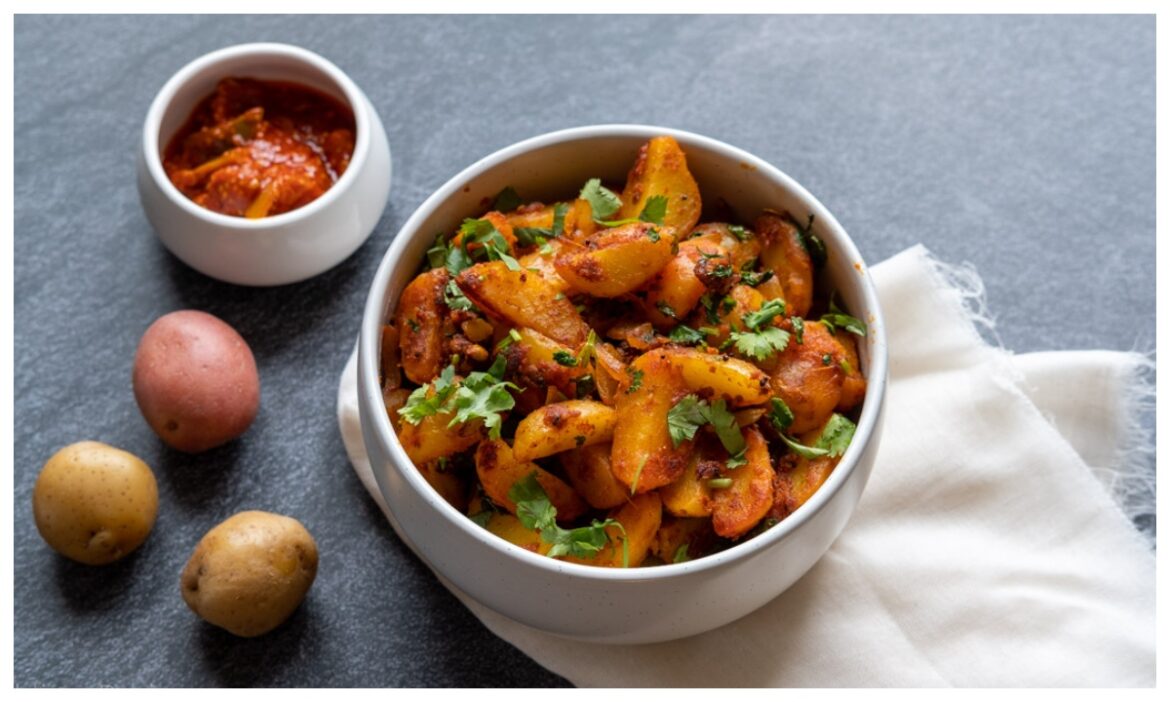 आलू की सब्जी तो खूब खाई होगी, लेकिन आज ट्राई करें चटपटा आलू का अचार