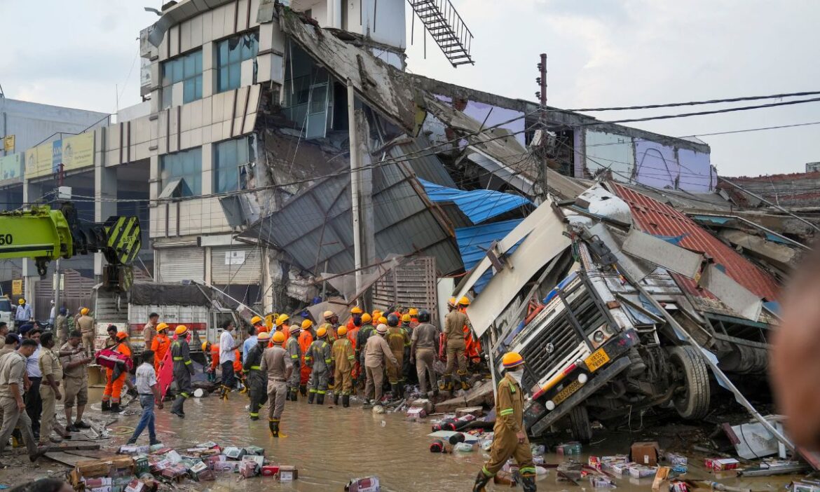 लखनऊ बिल्डिंग हादसे में अबतक 8 लोगों की मौत, 22 घायल
