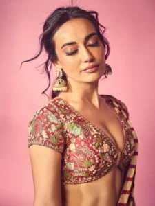 साड़ी में Surbhi Jyoti का जबरदस्त अंदाज