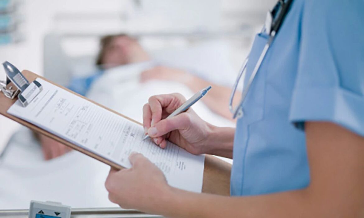 डॉक्टर ने मरीज को लिखा ऐसा पर्चा की मेडिकल स्टोर वालों ने भी पकड़ लिया सिर, ड्यूटी डॉक्टर को नोटिस जारी