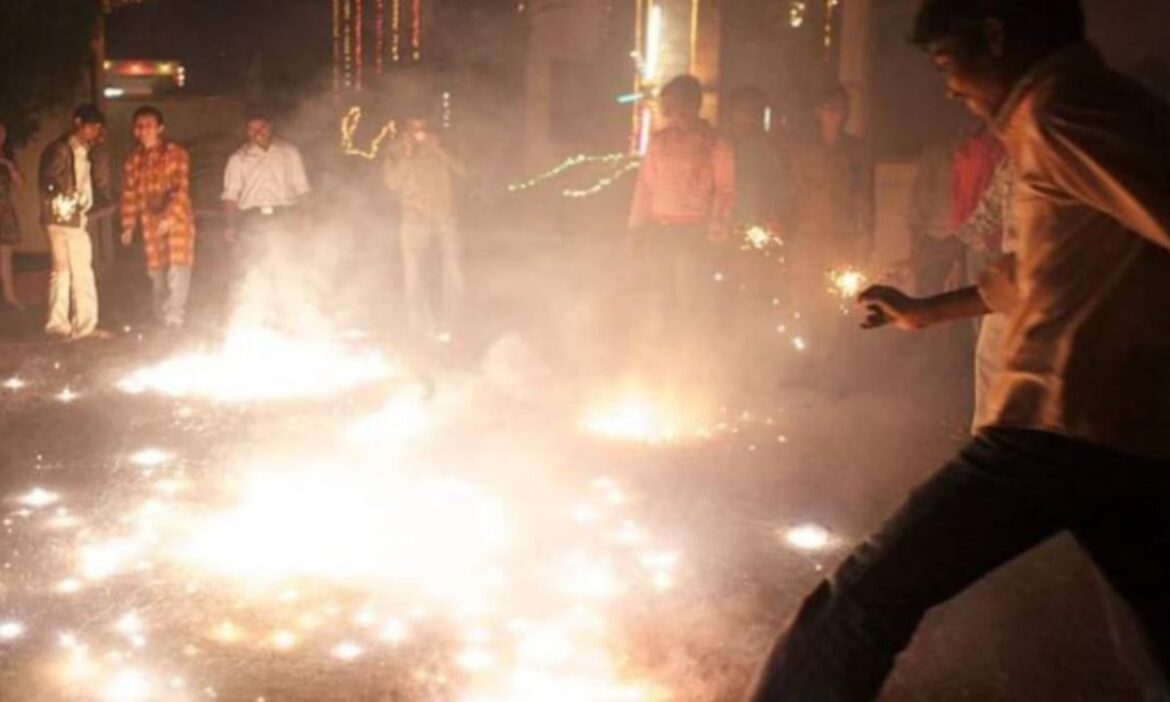 दिल्ली में पटाखे फोड़ने पर लगेगा जुर्माना, जाना पड़ सकता है जेल भी
