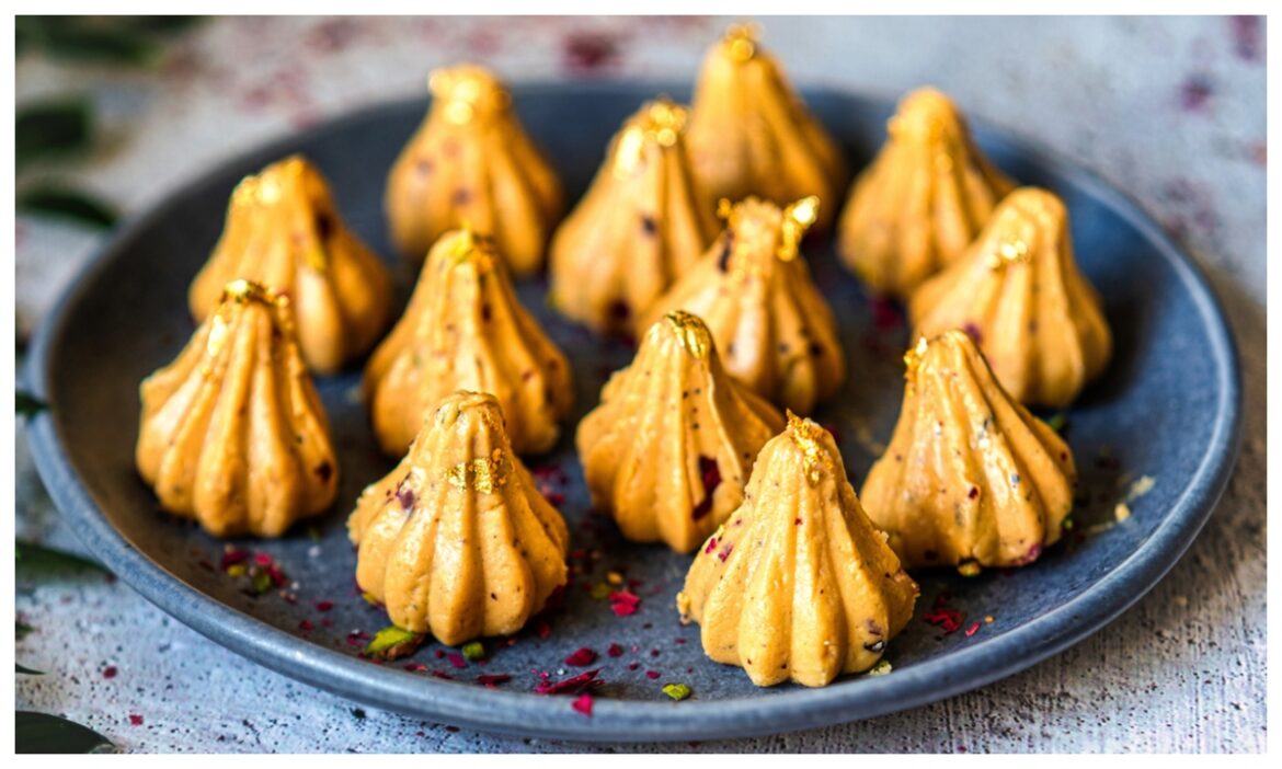 Ganesh Chaturthi 2024: बप्पा को करना है प्रसन्न तो प्रसाद में बनाएं बेसन मोदक - Live Times