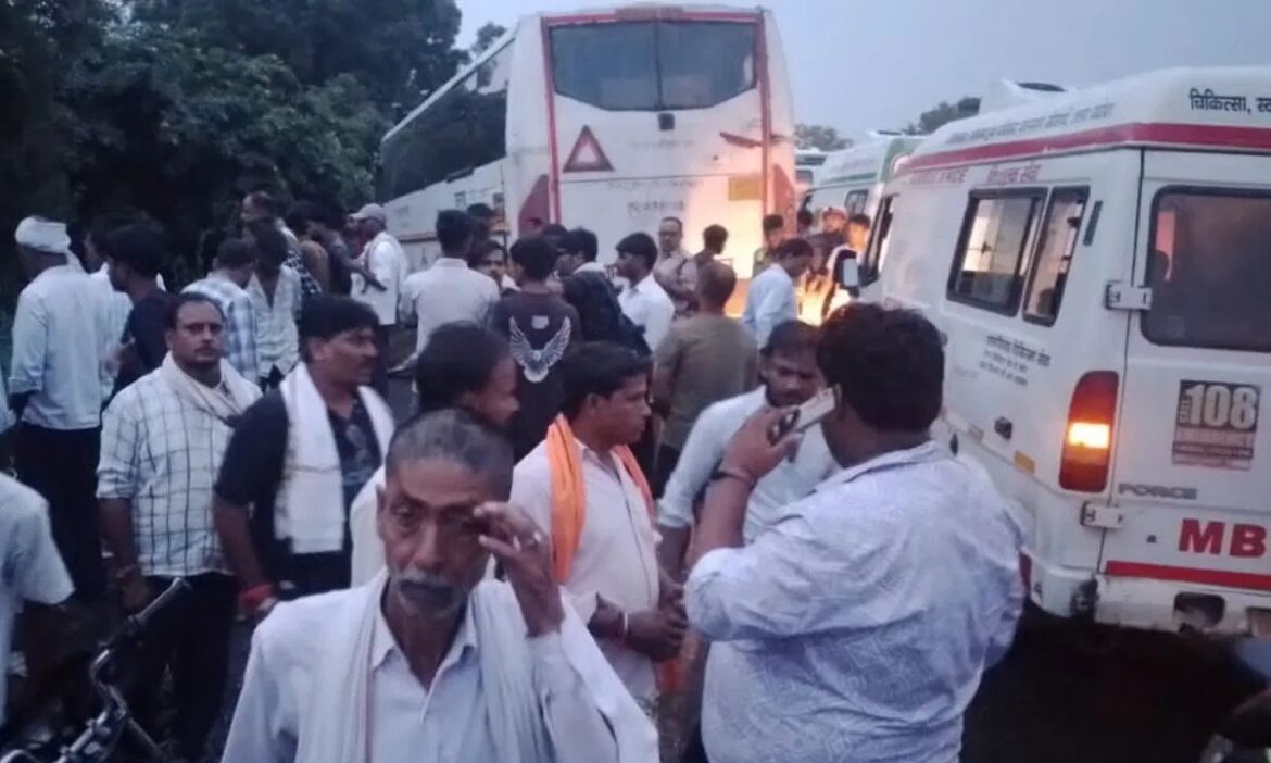 UP के हाथरस में हुआ भीषण सड़क हादसा, बस और वैन में टक्कर; 12 लोगों की हुई मौत