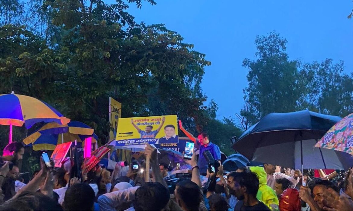 177 दिन बाद तिहाड़ जेल से बाहर आए अरविंद केजरीवाल, पत्नी सुनीता केजरीवाल रहीं मौजूद