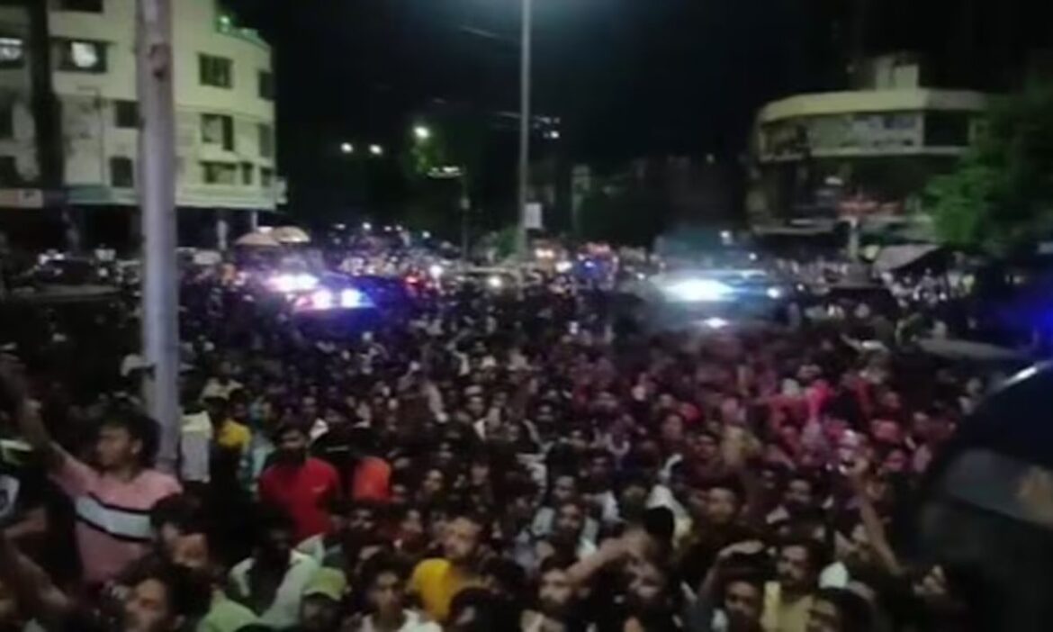 सूरत में गणेश पंडाल पर किया गया पथराव, हिरासत में लिए गए 32 लोग