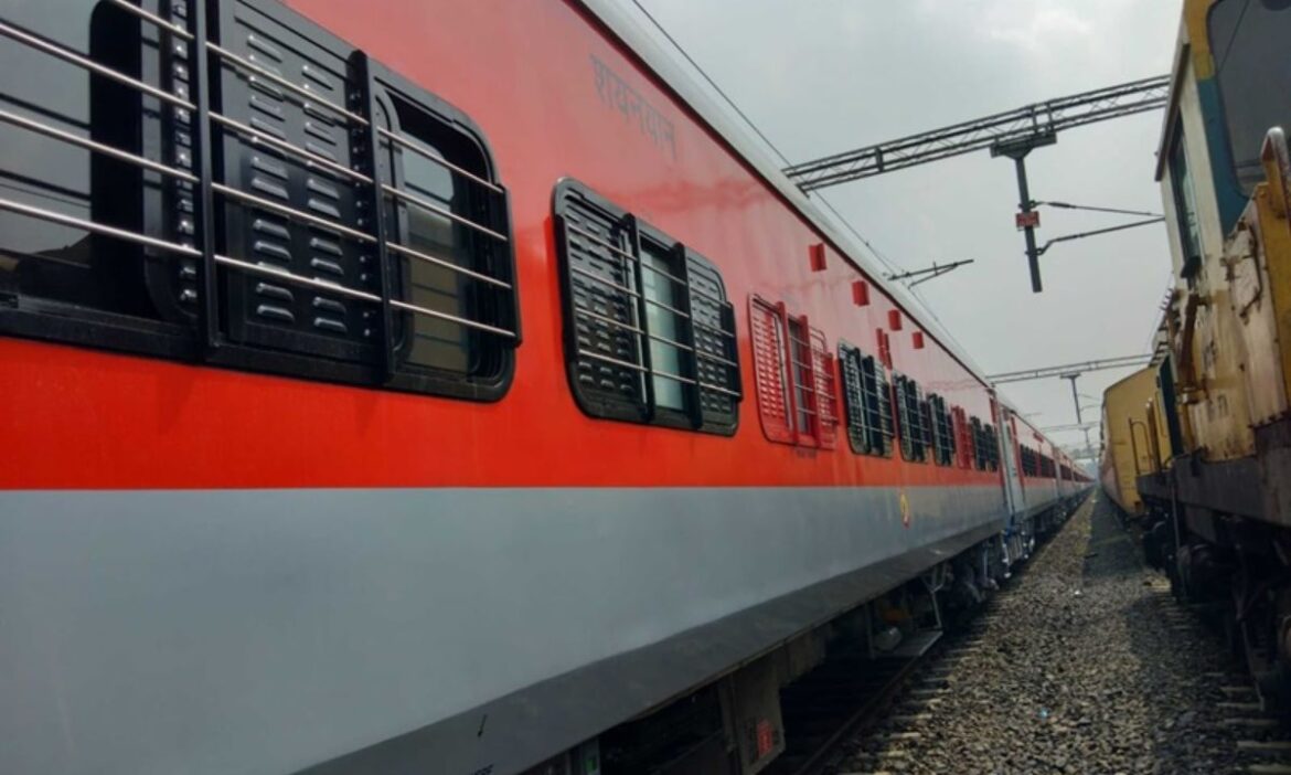 cylinder found front train going Prayagraj Bhiwani loco pilot applied emergency brakes