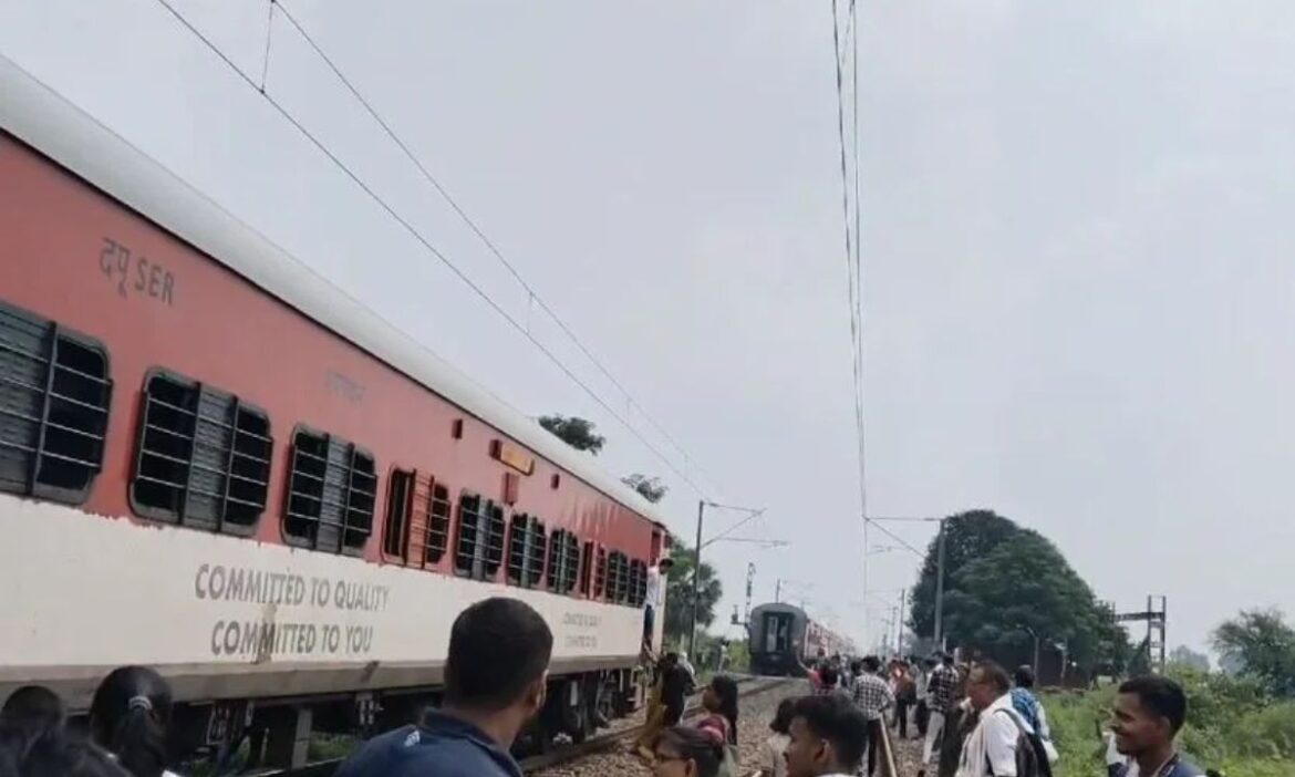 बिहार के बक्सर में कपलिंग टूटने से रेल हादसा, दो हिस्सों में बंटी मगध एक्सप्रेस