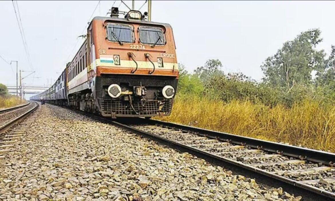 उत्तर प्रदेश के बलिया में ट्रेन के इंजन से टकराया रेल पटरी पर रखा पत्थर, RPF ने विशेष टीम बनाकर गश्त की शुरू