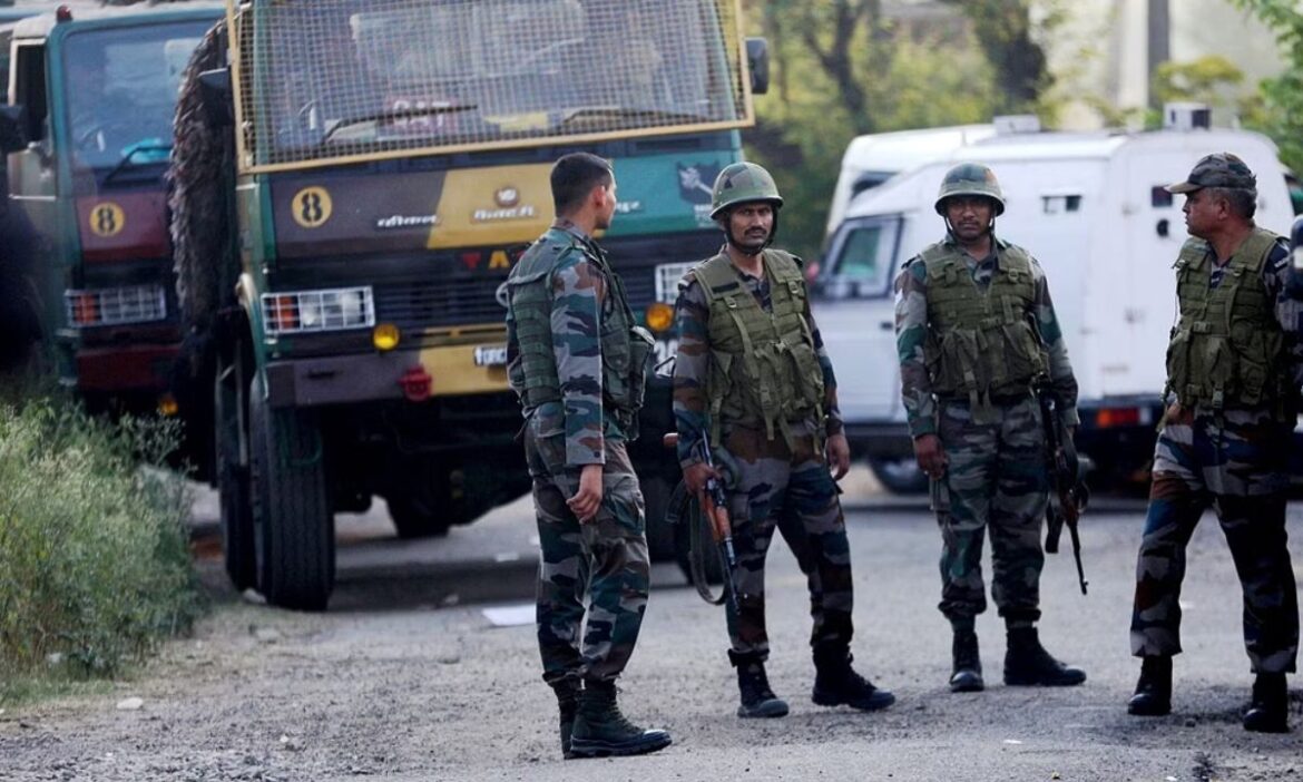 जम्मू कश्मीर के किश्तवाड़ में सुरक्षाबलों और आतंकियों के बीच मुठभेड़, सेना के 2 जवान हुए शहीद; 2 घायल- Live Times