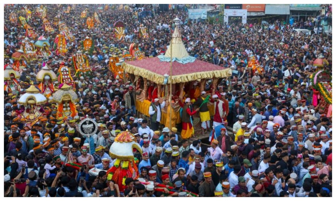 कुल्लू में शुरू हो चुका है अंतरराष्ट्रीय दशहरा उत्सव, भगवान रघुनाथ के दर्शन के लिए उमड़ी श्रद्धालुओं की भीड़
