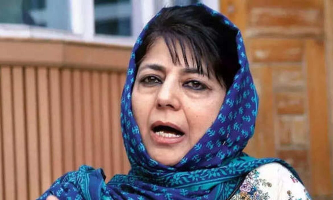 घाटी में छाईं आतंकी की घटाएं, डर से पलायन कर रहे प्रवासी श्रमिकजम्मू कश्मीर के गांदरबल में हुए आतंकी हमले के बाद से वहां के प्रवासी मजदूरों में डर का माहौल है.