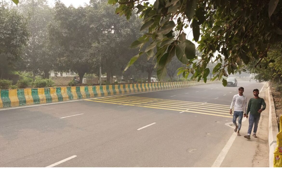 Delhi Air Pollution: देश की राजधानी दिल्ली में प्रदूषण का स्तर पहले के मुकाबले थोड़ा कम हुआ है. दिल्ली एनसीआर में गुरुवार और शुक्रवार को तेज हवा चलने से प्रदूषण में कमी आई है.