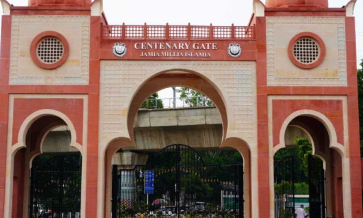 Jamia Millia Islamia Offensive Slogans : जामिया मिल्लिया इस्लामिया विश्वविद्यालय एक बार फिर चर्चा में है, क्योंकि मंगलवार देर रात परिसर में जमकर उपद्रव हुआ.