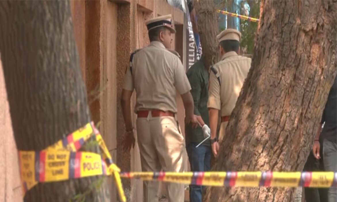 Delhi School Blast: दिल्ली के रोहिणी जिले के प्रशांत विहार इलाके में CRPF स्कूल के बाहर धमाके की खबर मिली है. इस घटना की जानकारी दमकल विभाग को सुबह 7.50 के करीब मिली है.