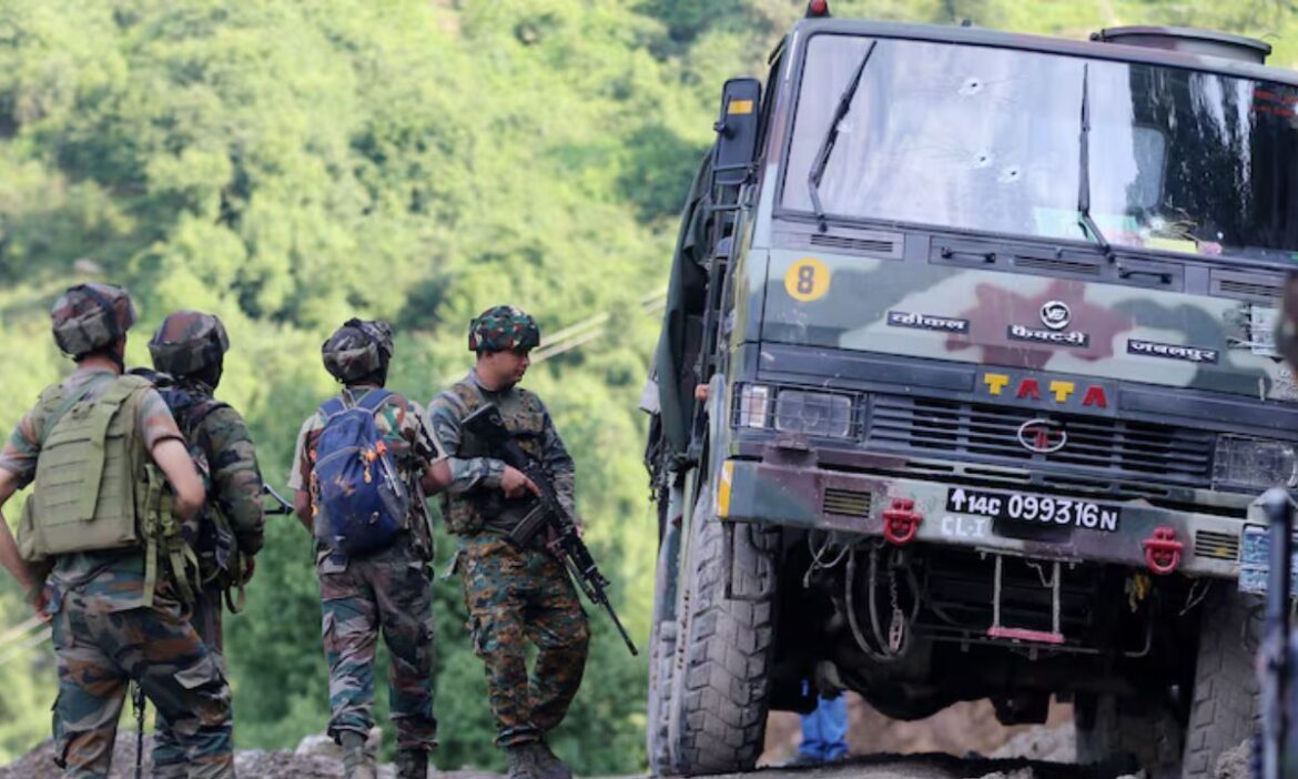 Jammu-Kashmir Attack: जम्मू के अखनूर सेक्टर में सुरक्षाबलों ने तीन आतंकियों को मार गिराया है. सुरक्षाबलों के काफिले पर हुए हमले के बाद उन्होंने जवाबी कारवाई की.