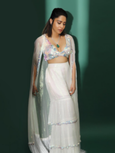 दीवाली के लिए Nushrat Bharucha के Stunning शरारा लहंगा