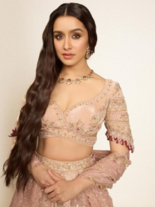 फेस्टिव सीजन में पहने ऐसे Unique आउटफिट्स, होगी तारीफ