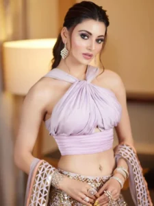 ब्रॉड शोल्डर के लिए बेस्ट हैं Urvashi Rautela की ये चोलियां