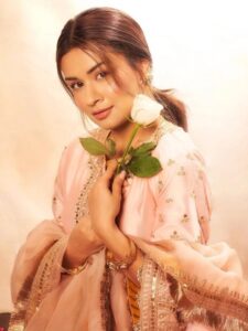 यंग गर्ल्स पर खूब जचेंगे Avneet Kaur के जैसे सूट