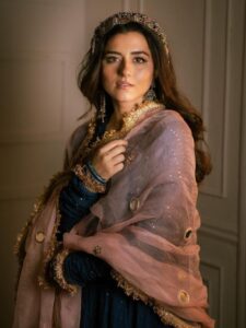 नवरात्रि के लिए Riddhi Dogra के एथनिक आउटफिट्स