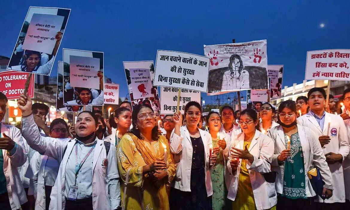 ममता सरकार के खिलाफ आमरण अनशन पर जूनियर डॉक्टर, मांगे पूरी ना होने तक जारी रखेंगे प्रदर्शन