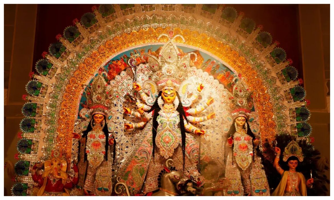 Durga Puja 2024: कोलकाता में बनाया गया दुर्गा पूजा का अनोखा पंडाल, मां की मूर्ति को तेजपत्ता और इलायची से सजाया