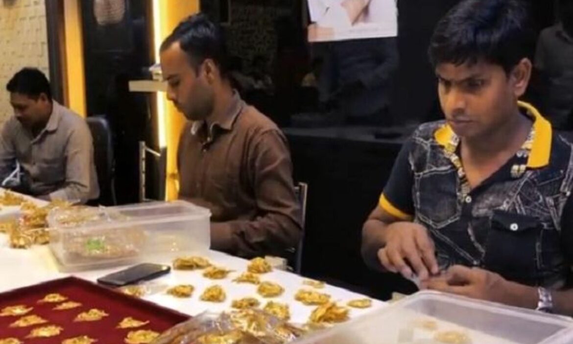 कूचा महाजनी बाजार पर महंगाई का असर, धनतेरस से पहले मंदा पड़ा कारोबार; मायूस हुए दुकानदार