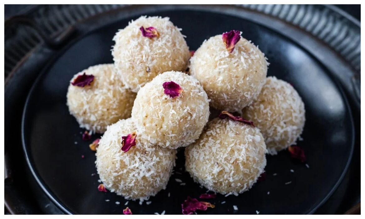Diwali 2024 Special Sweet Recipes: दीवाली पर मीठे में झटपट तैयार करें स्वादिष्ट कोकोनट लड्डू, नोट कर लीजिए बेहद आसान रेसिपी