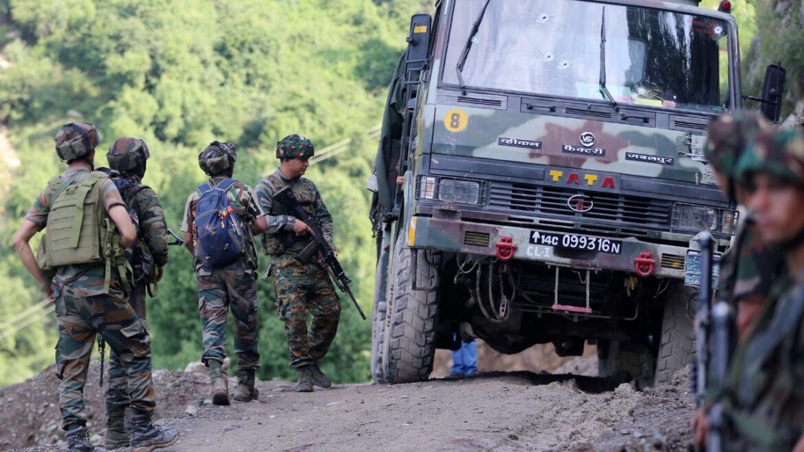 Jammu Kashmir News: गुलमर्ग के आतंकी हमले में मारे गए सेना के दो पोर्टर, तीन जवान समेत चार घायल