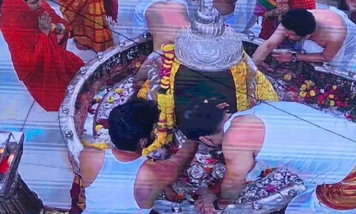 महाकाल मंदिर के नियम को तोड़ बुड़े फंसे महाराष्ट्र के CM एकनाथ शिंदे के बेटे