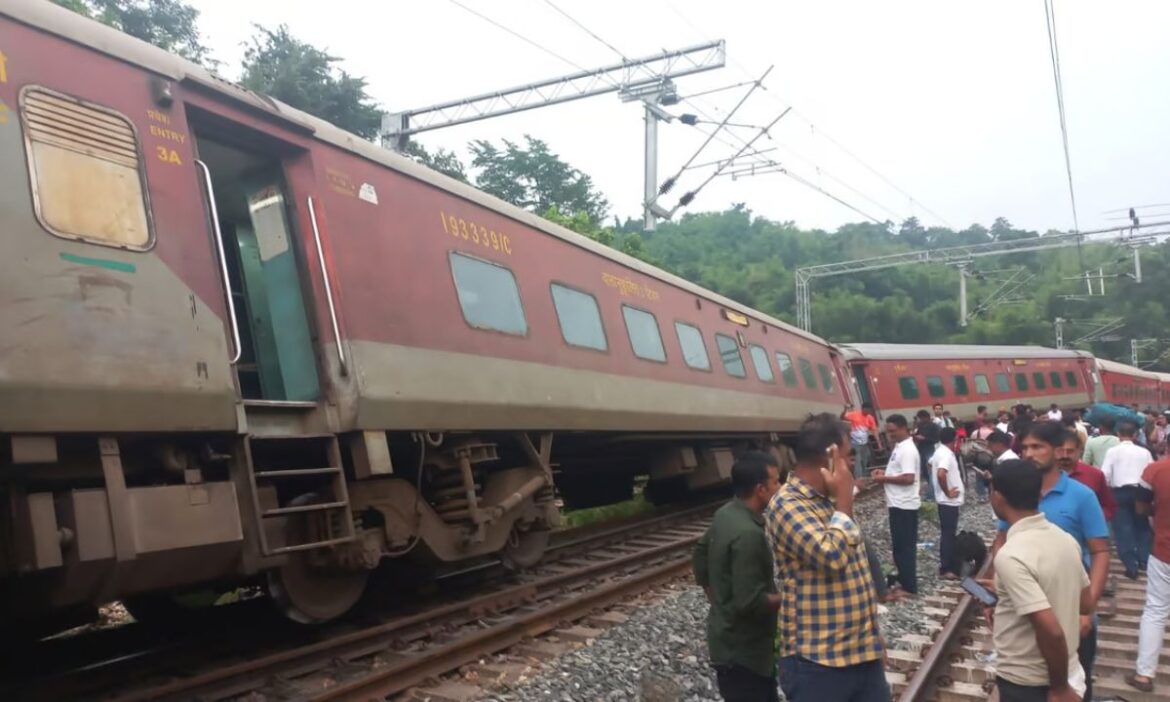 असम में ट्रेन हादसा, अगरतला-लोकमान्य तिलक टर्मिनल एक्सप्रेस के 8 डिब्बे पटरी से उतरे