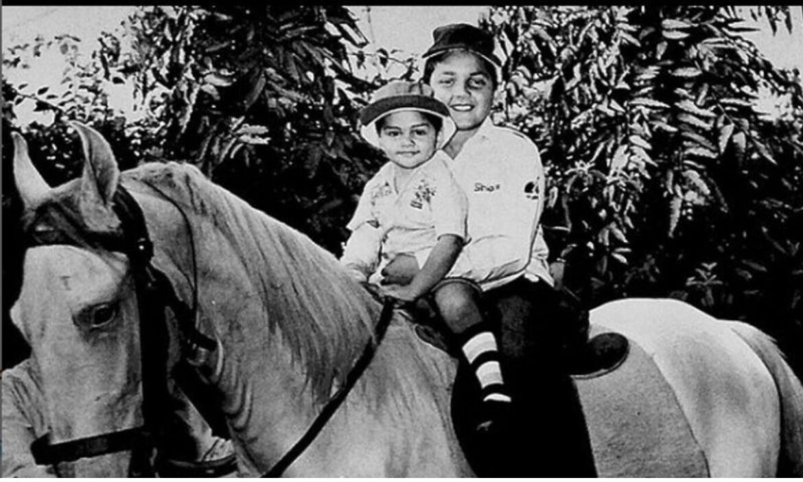 Dharmendra: बॉलीवुड के जाने माने अभिनेता धर्मेंद्र ने अपने सोशल मीडिया अकाउंट इंस्टाग्राम पर एक तस्वीर शेयर की है, जिसके बाद से उनके दोनों बेटे चर्चा में आ गए हैं.