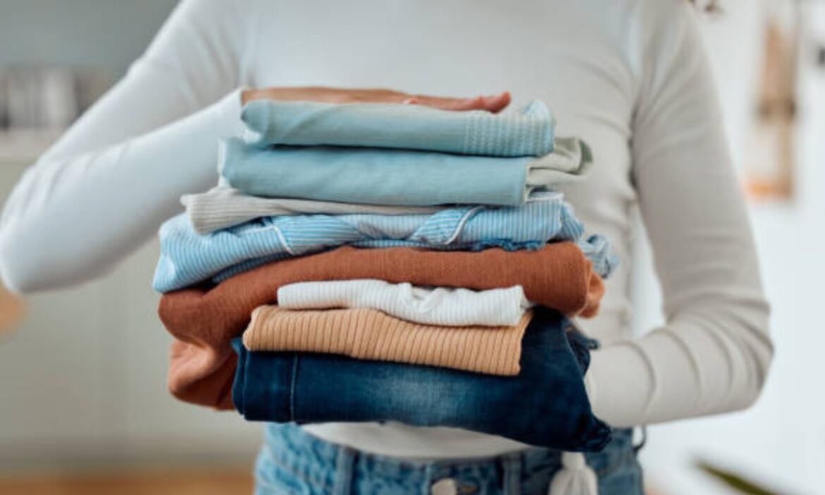 Winter Clothes Care: सर्दियों का मौसम आते ही सबसे बड़ा सवाल ये होता है कि आखिर किस तरह हम अपने गर्म कपड़ों का ख्याल रखें. अगर वुलन कपड़ों की प्रॉपर केयर नहीं की जाए तो वह एक-दो इस्तेमाल के बाद बेरंग और खराब हो जाते हैं.