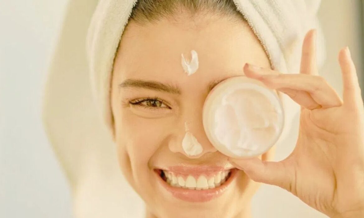 Winter Care: सर्दियों के मौसम की शुरुआत हो चुकी है. यह मौसम आपकी त्वचा को बेजान और ड्राई बना देता है. सर्दियों के मौसम में नॉर्मल स्किन भी ड्राई होने लगती है.