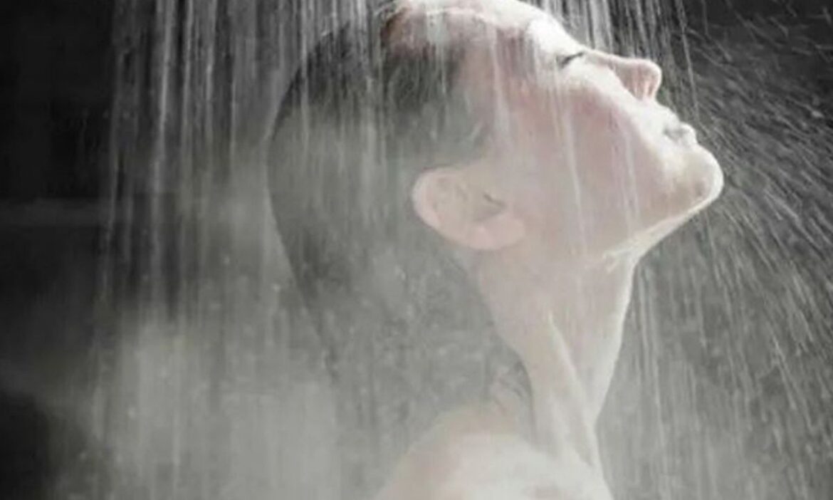 Benefits of Bathing With Hot Water: लोग अपने दिन की शुरुआत सुबह नहाने के साथ करते हैं. नहाना आपके शरीर के साफ सफाई के लिए और आपको स्वस्थ रखने के लिए बेहद जरूरी है.