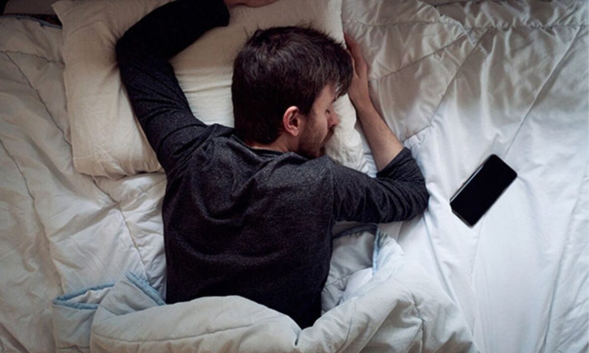 Sleeping Habits: भागदौड़ भरी जिंदगी में नींद की समस्या तो मानों आम सी हो गई है. लोगों को सोने और जागने दोनों ही स्थिति में परेशानी का सामना करना पड़ता है - Live Times