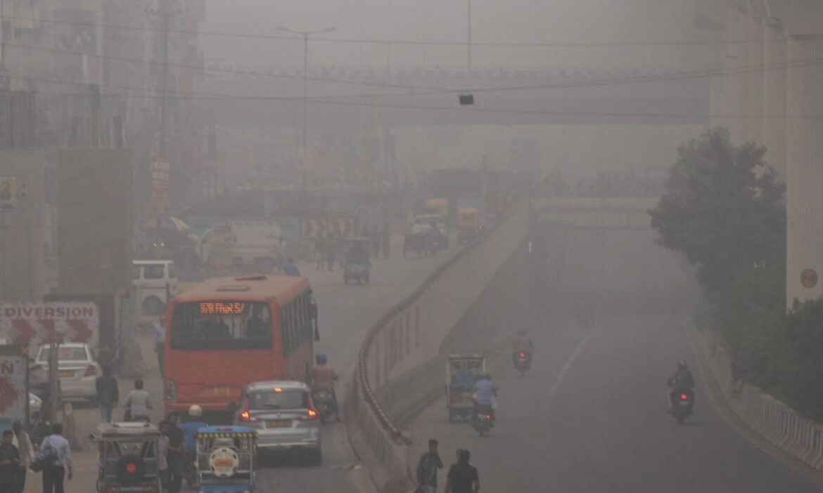 Delhi NCR Weather Update: फाइनली दिल्ली-एनसीआर में ठंड ने दस्तक दे दी है. बुधवार की सुबह दिल्ली-एनसीआर में धुंध देखी गई.
