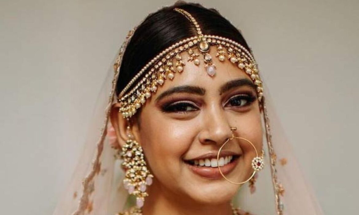 Nath Designs: आज हम आपके लिए नथ के कुछ लेटेस्ट और यूनिक डिजाइन्स लेकर आए हैं, जिन्हें पहनकर आपकी खूबसूरती दोगुनी हो जाएगी.