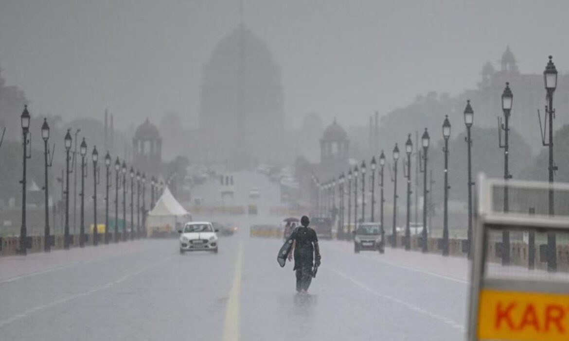 Delhi Weather Updates: देश की राजधानी दिल्ली में रहने वाले लोगों को डबल अटैक का सामना करना पड़ रहा है. सर्दी के साथ-साथ प्रदूषण ने भी दिल्ली वासियों की परेशानी बढ़ा दी है. दिल्ली की आबोहवा 'गंभीर श्रेणी' में दर्ज की गई है.