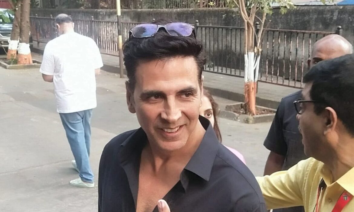 Maharashtra Assembly Election: महाराष्ट्र विधानसभा चुनाव के लिए मतदान जारी है. इस दौरान बॉलीवुड सलेब्रिटी समेत कई दिग्गज मतदान करने पहुंचे.