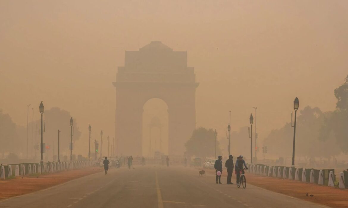 Delhi Pollution News: देश की राजधानी दिल्ली की वायु गुणवत्ता तेजी से खराब हो रही है. प्रदूषण के चलते हालात इतने ज्यादा खराब हो गए हैं कि लोगों का सांस लेना भी मुश्किल हो रहा है.